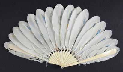 null Plumes de paon, vers 1820
Rare éventail en plumes de coq blanches peintes d'une...