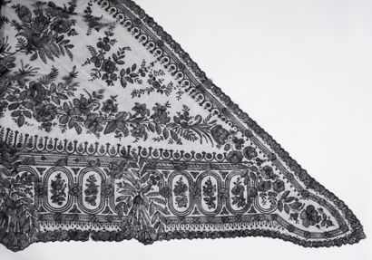 null Châle à une pointe, en dentelle de Chantilly, fuseaux, 2e moitié du XIXe siècle.
Beau...