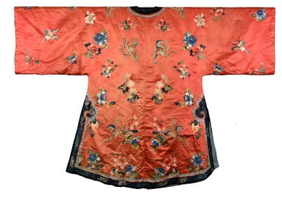 null Veste de femme, Chine, fin du XIXe siècle, en satin de soie rouge vivement brodé...
