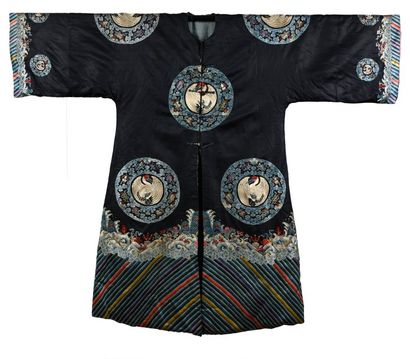 null Manteau de femme, Chine, fin du XIXe siècle, en sergé de soie bleu nuit, broderie...