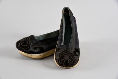 null Paire de chaussures de femme, Chine, fin du XIXe siècle, en damas bleu nuit...