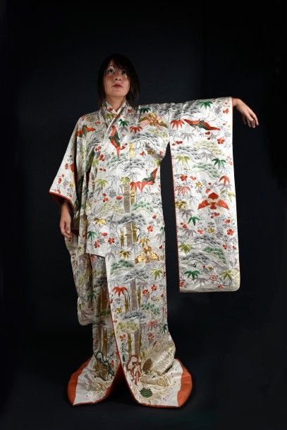 null Kimono de mariage, Japon, ère Meiji, damas crème à dessin de fleurs et quadrillage,...