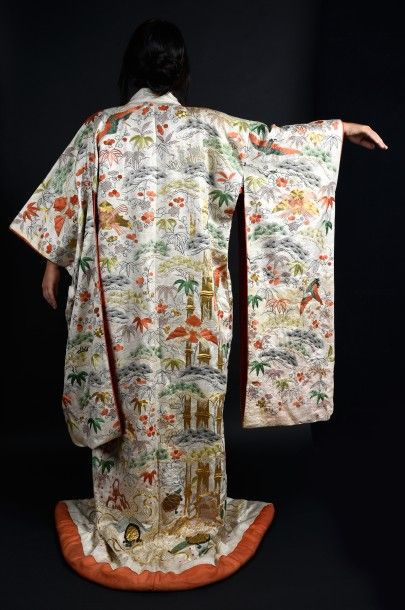 null Kimono de mariage, Japon, ère Meiji, damas crème à dessin de fleurs et quadrillage,...