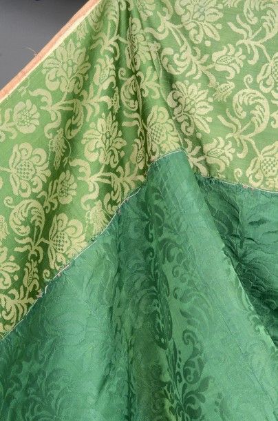 null Chape en damas vert épinard, Italie ou Espagne, première moitié du XVIIe siècle,...