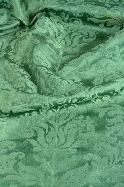null Chape en damas vert épinard, Italie ou Espagne, première moitié du XVIIe siècle,...