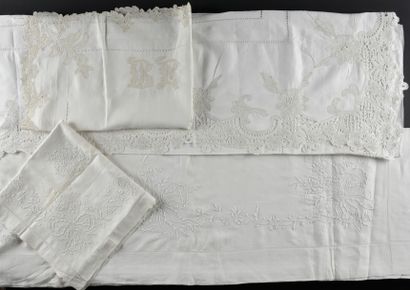 null Deux parures de draps et leurs taies, broderies, dentelle aux fuseaux, début...