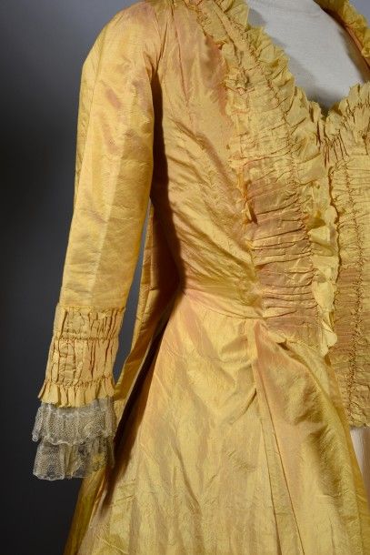null Robe à la française, manteau et pièce d'estomac, époque Louis XVI, en taffetas...