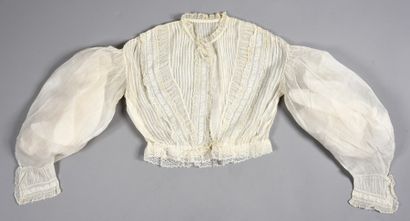 null Corsage brodé, vers 1830-1840, en mousseline de coton, fronces, biais et broderies...