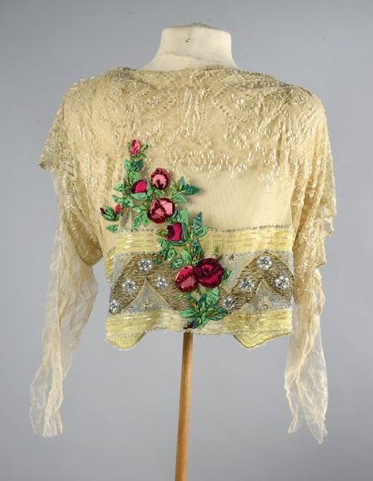 null Réunion de parties de costumes brodés, 1900-1930 environ, boléro de tulle richement...