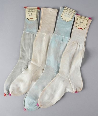 null Ensemble de quatre paires de chaussettes pour enfant, début du XXe siècle, maille...