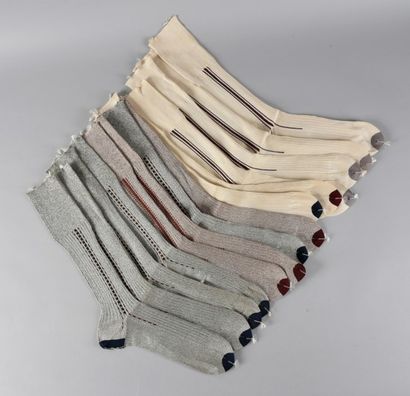 null Paires de chaussettes d'homme, 1900 à 1930 environ, en tricot de soie uni et...