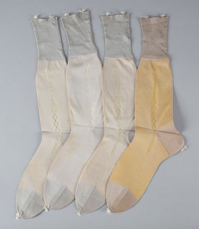 null Paires de chaussettes d'homme, 1900 à 1930 environ, en tricot de soie uni et...