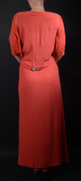 null Robe du soir, Haute couture, vers 1930, fourreau en jersey de soie rose, encolure...
