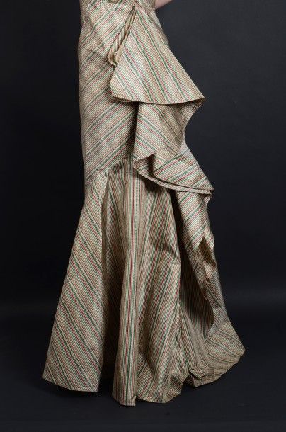 null Robe du soir, Haute couture, vers 1940, robe sans manches en taffetas rayé noir,...