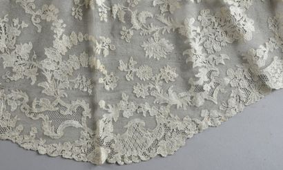 null Engageante en fine dentelle de Bruxelles, fuseaux, vers 1750-60
Riche et élégant...