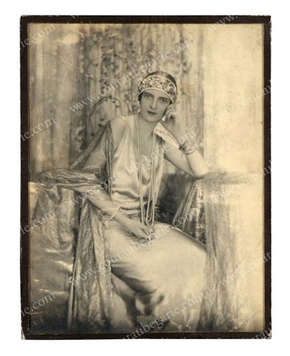 École française VERS 1924. 
Portrait de la princesse Irina Youssoupoff,portant une...