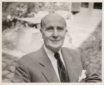 RUBIN Eugène (1906-2001). Portait du prince Félix Youssoupoff, posant dans le jardin...