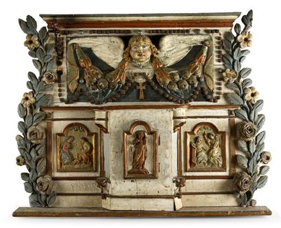null Elément d'autel en bois sculpté polychrome et doré.
Le tabernacle à décor en...