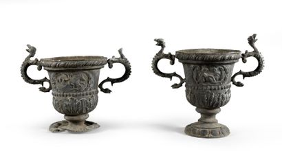 null Paire de vases de jardin en plomb de forme Médicis, à deux anses a tête de dragon,...