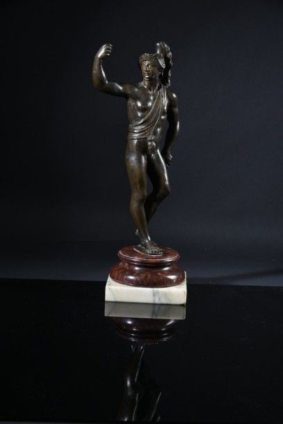 null Statuette en bronze patiné figurant un homme nu et casqué, le bras levé (manque...