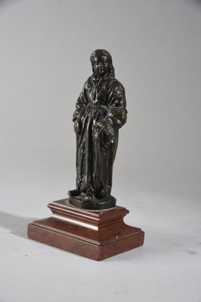 null Statuette en bronze à patine brune figurant une femme âgée et drapé.
Socle en...