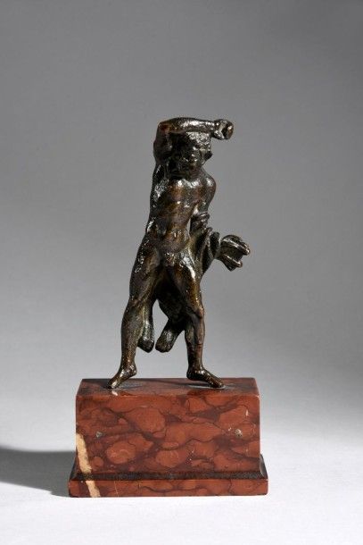 null Statuette en bronze à patine brune, figurant un faune portant une dépouille...