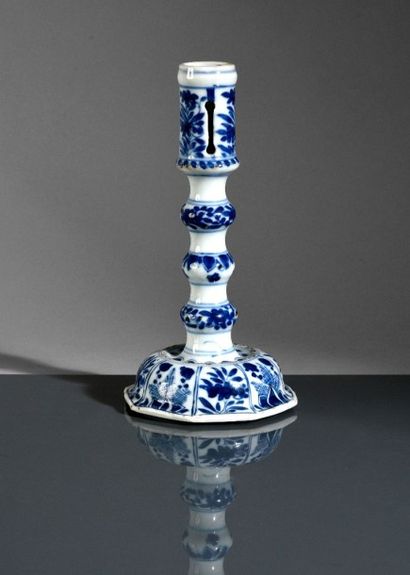 CHINE Flambeau en porcelaine à décor en bleu sous couverte de fleurs dans des compartiments,...
