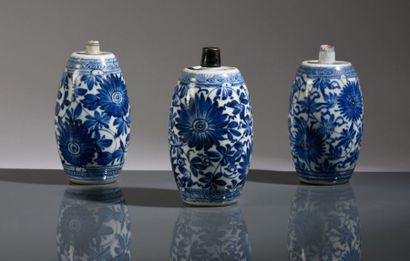CHINE Trois tonneaux à alcool en porcelaine à décor en bleu sous couverte de pivoines...