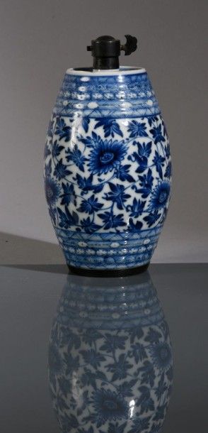 CHINE Tonneau à alcool en porcelaine à décor en bleu sous couverte de rinceaux fleuries...