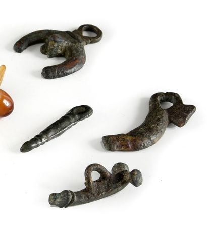 null Lot composé de quatre amulettes phalliques (4 objets). Bronze. Oxydation verte...