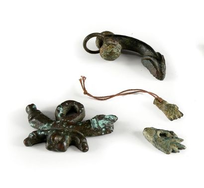 null Lot composé de deux amulettes phalliques et de deux autres (4 objets). Bronze....