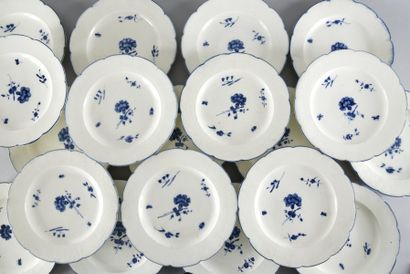 CHINE Suite de six assiettes à décor Imari et un plat à décor blanc et bleu de jardin.
XVIIIee...