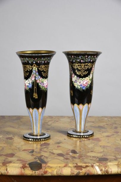 null Paire de vases cornet en verre brun à décor émaillé de guirlandes de fleurs...