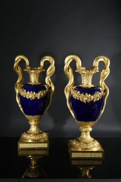 null Importante paire de vases en porcelaine à fond gros bleu et bronze ciselé et...