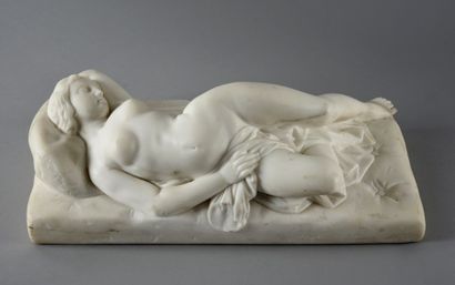 ÉCOLE ROMANTIQUE DU XIXe siècle Femme alanguie
Marbre
L.: 43 cm