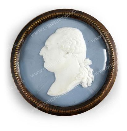 null LOUIS XVI, roi de France (1754-1793).
Médaillon rond en biscuit à décor d'un...