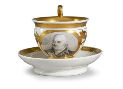 null LOUIS XVIII, roi de France.
Tasse à thé en porcelaine blanche, avec sa sous-tasse...