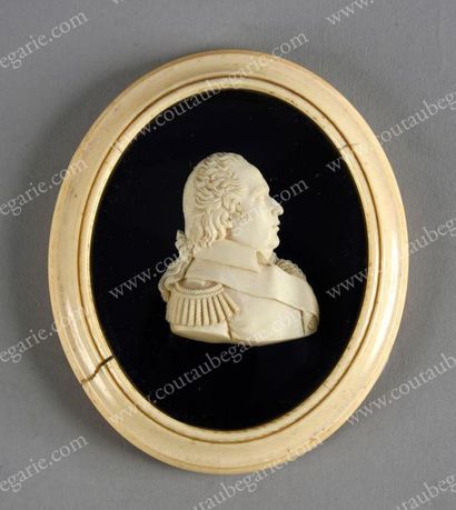 École Française du XIXe siècle 
Portrait du roi Louis XVIII de France (1755-1824).
Médaillon...