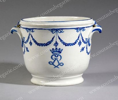 null RAFRAÎCHISSOIR OU SEAU À BOUTEILLE.
En porcelaine blanche, à décor central au...