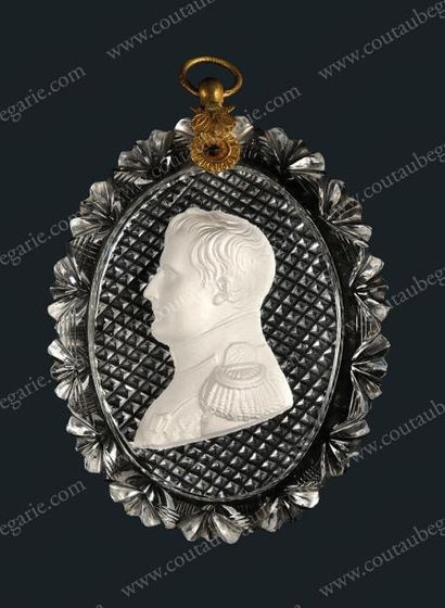 null NAPOLÉON Ier, empereur des Français (1769-1821).
Médaillon en cristal, de forme...