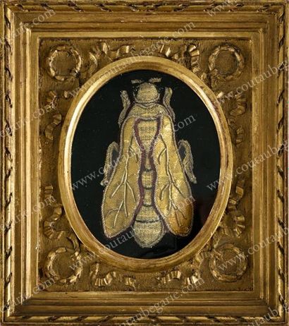 null EMPIRE.
Cadre en bois doré contenant un motif de parement en forme d'abeille...