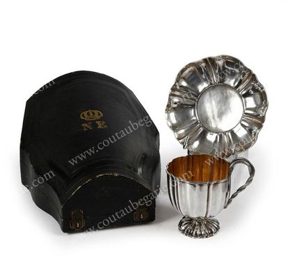 null PRÉSENT OFFERT PAR L'EMPEREUR NAPOLEON III. TASSE ET SA SOUCOUPE EN ARGENT.
Modèle...