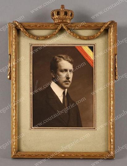 null ALBERT Ier, roi des Belges (1875-1934).
Portrait photographique le représentant...