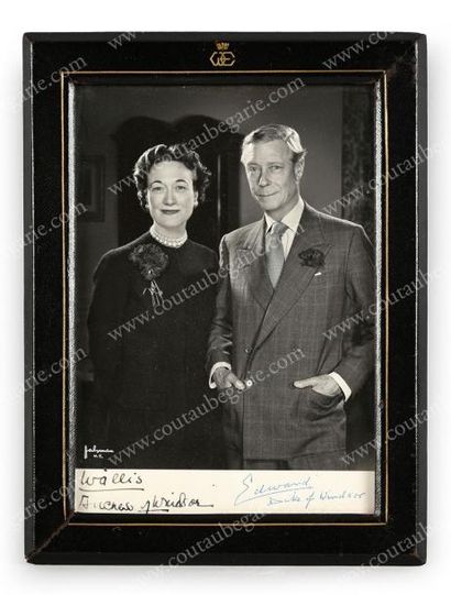 null ÉDOUARD VIII, roi de Grande-Bretagne, duc de Windsor (1894-1972).
Portrait photographique...