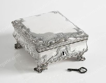 null BOÎTE à BIJOUX EN ARGENT.
De forme rectangulaire, à décor repoussé et ciselé...