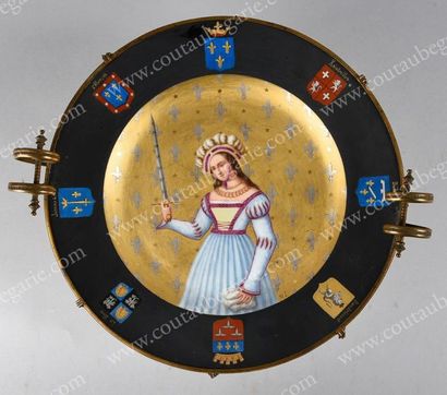 null JEANNE D'ARC (1412-1431)
Grand plat commémoratif en porcelaine, orné au centre...