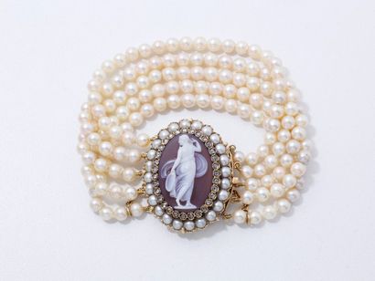 null Bracelet en or 750 millièmes composé de 5 rangs de perles de culture retenant...