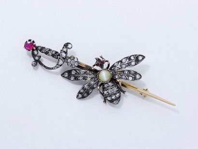 null Broche épée en or 375 millièmes et argent 800 millièmes, appliquée d'une abeille...