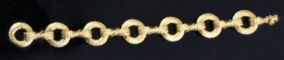 null Bracelet en or jaune composé de sept maillons ronds, reliés entre eux par six...