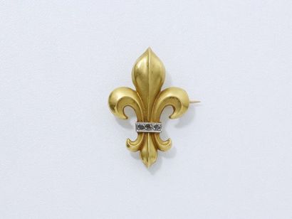 null Broche en or 750 millième estampé satiné stylisant une fleur de lys ponctuée...